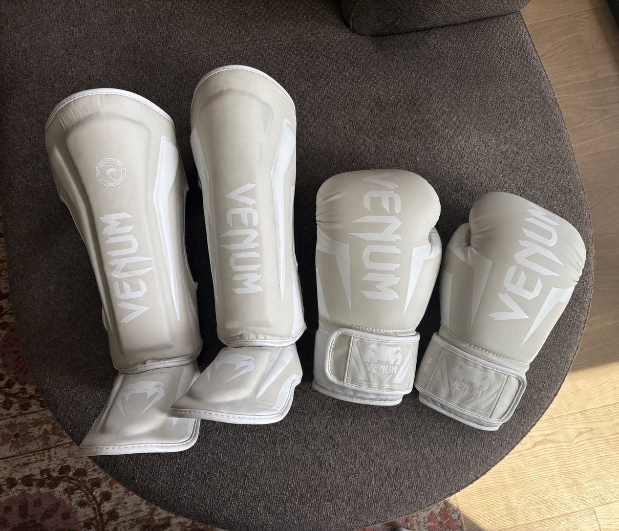 Venum Kickboks Set Elite White-Ivor, Ophalen of Verzenden, Zo goed als nieuw, Bokshandschoenen