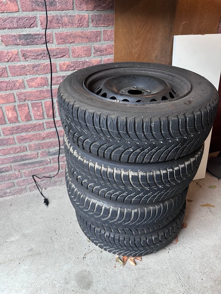 4x Michelin Alpin winterbanden op velgen Clio, Dacia, Nissan, Ophalen, Zo goed als nieuw