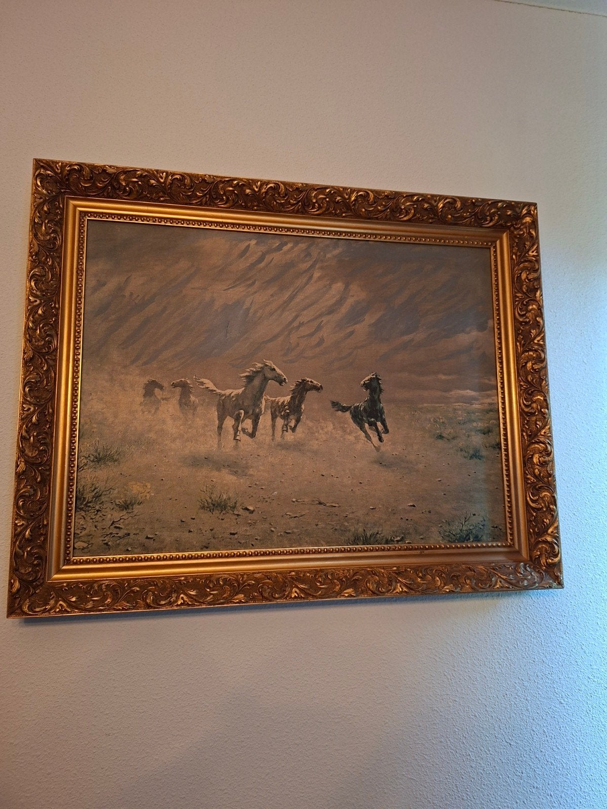Schilderij met rennende paarden in sierlijke lijst, Antiek en Kunst, Doek, Realistisch, Dieren, Ophalen of Verzenden