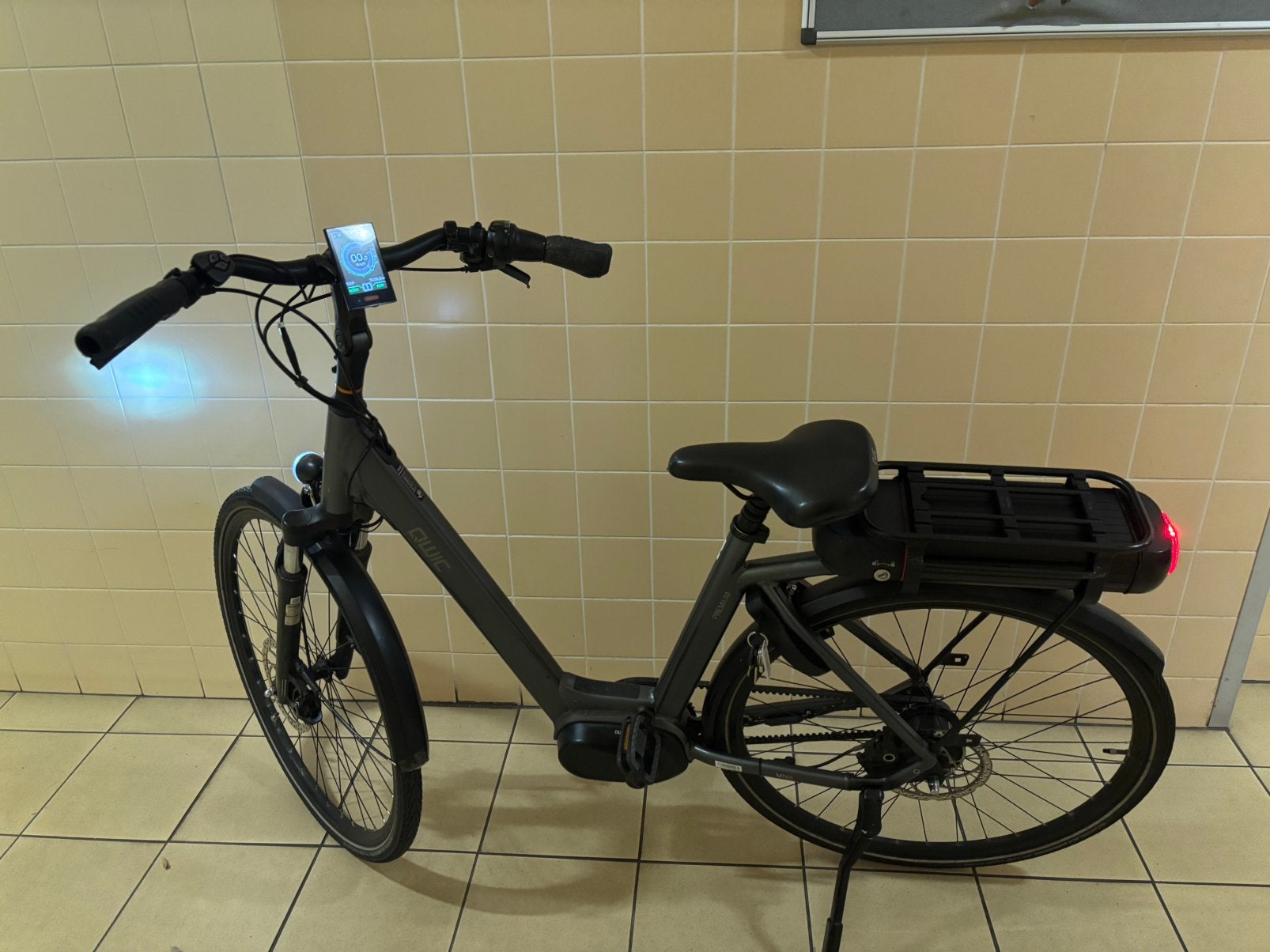 QWIC elektrische fiets midden motor met oplader BIDDEN, Zo goed als nieuw, 51 tot 55 cm, 30 tot 50 km per accu, Ophalen
