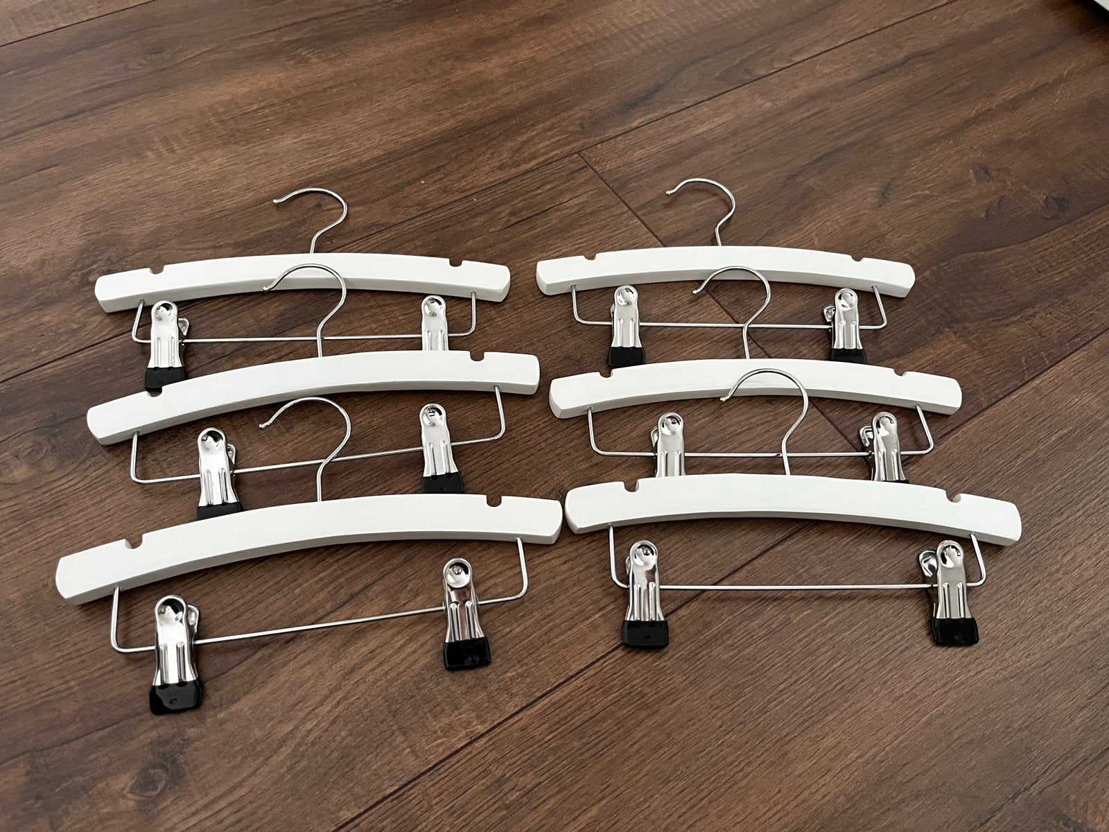 Set van 6 witte houten kledinghangers met clips, Ophalen of Verzenden, Gebruikt, Jongetje of Meisje