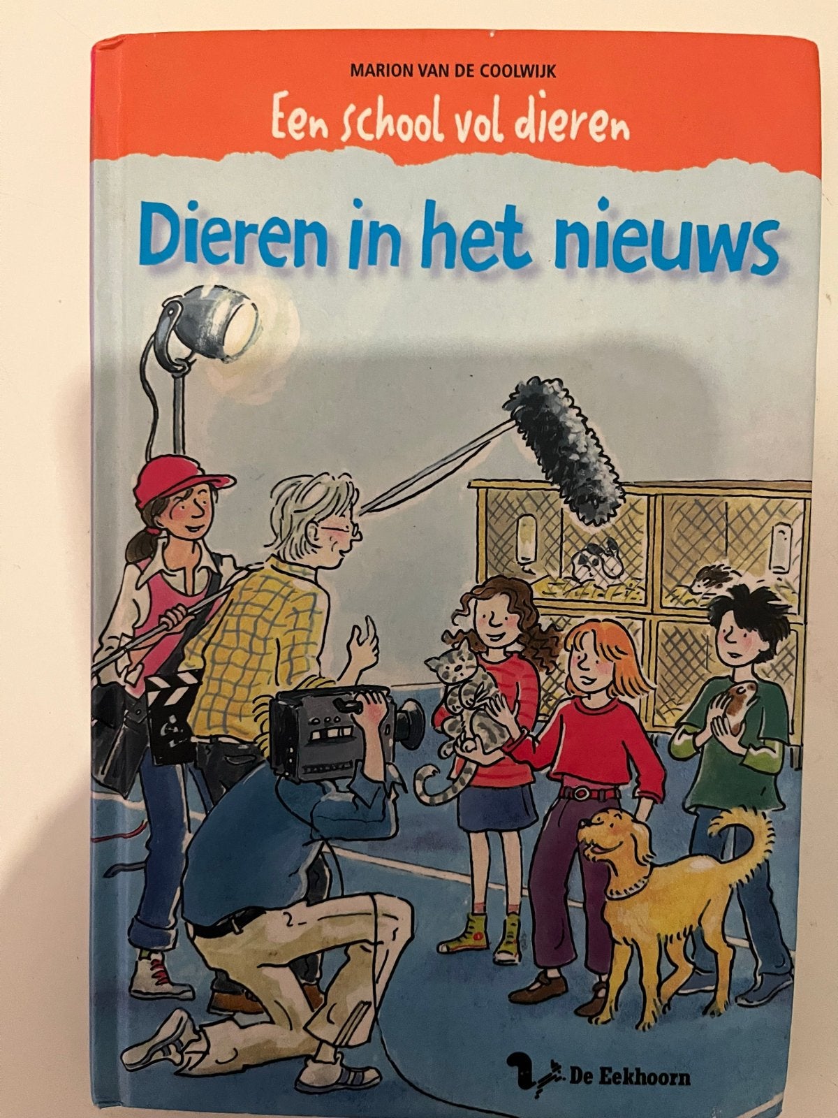 Dieren in het nieuws - Een school vol dieren, Boeken, Ophalen of Verzenden, Gelezen, Fictie algemeen
