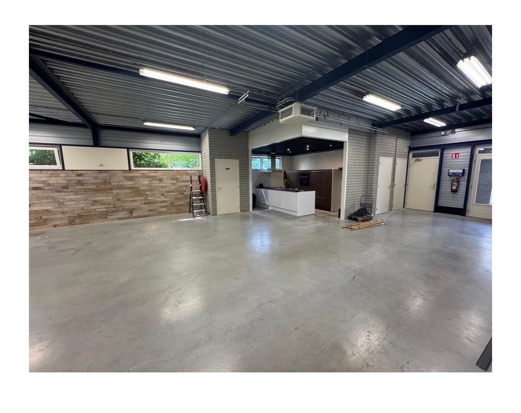 Te huur/ koop hal 183m2 incl moderne keuken en 3 fase 35amp, 182 m², Huur, Bedrijfsruimte
