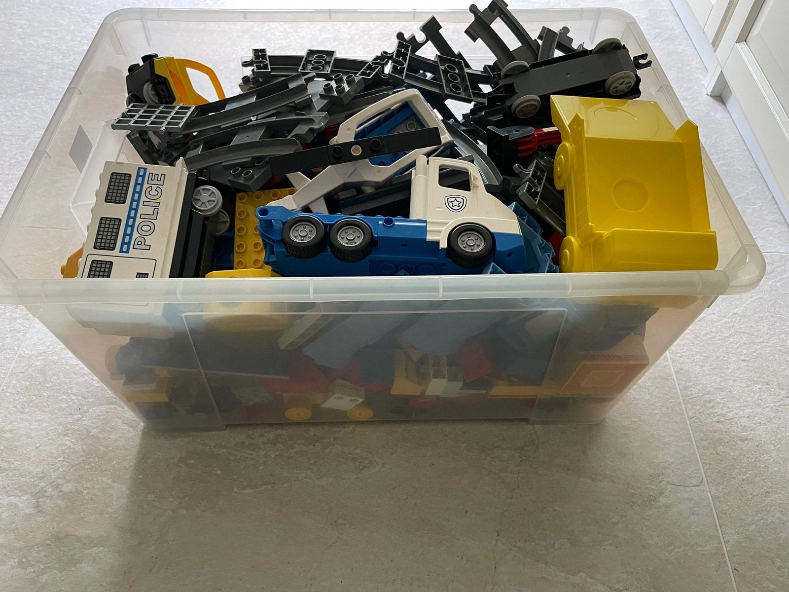 Duplo doos met treinonderdelen en politieauto, Kinderen en Baby's, Speelgoed | Duplo en Lego, Ophalen, Inclusief extra onderdelen