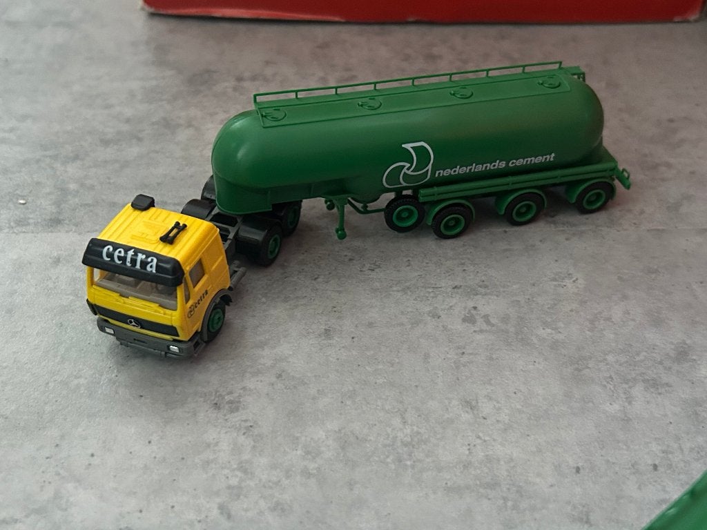 Herpa 1:87  Mercedes-Benz Cetra cement trailer, Ophalen of Verzenden, Zo goed als nieuw, Bus of Vrachtwagen, Herpa