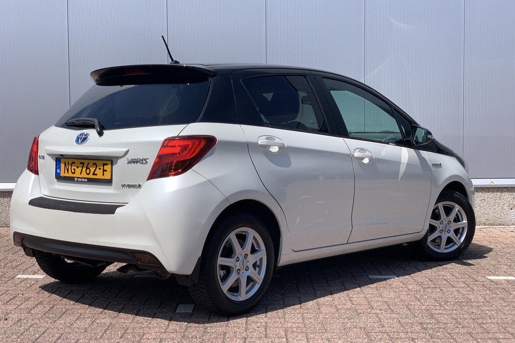 Toyota Yaris 1.5 Hybrid Volcano Edition Handbediening - Hand, Auto's, Gebruikt, Euro 6, 4 cilinders, 1070 kg