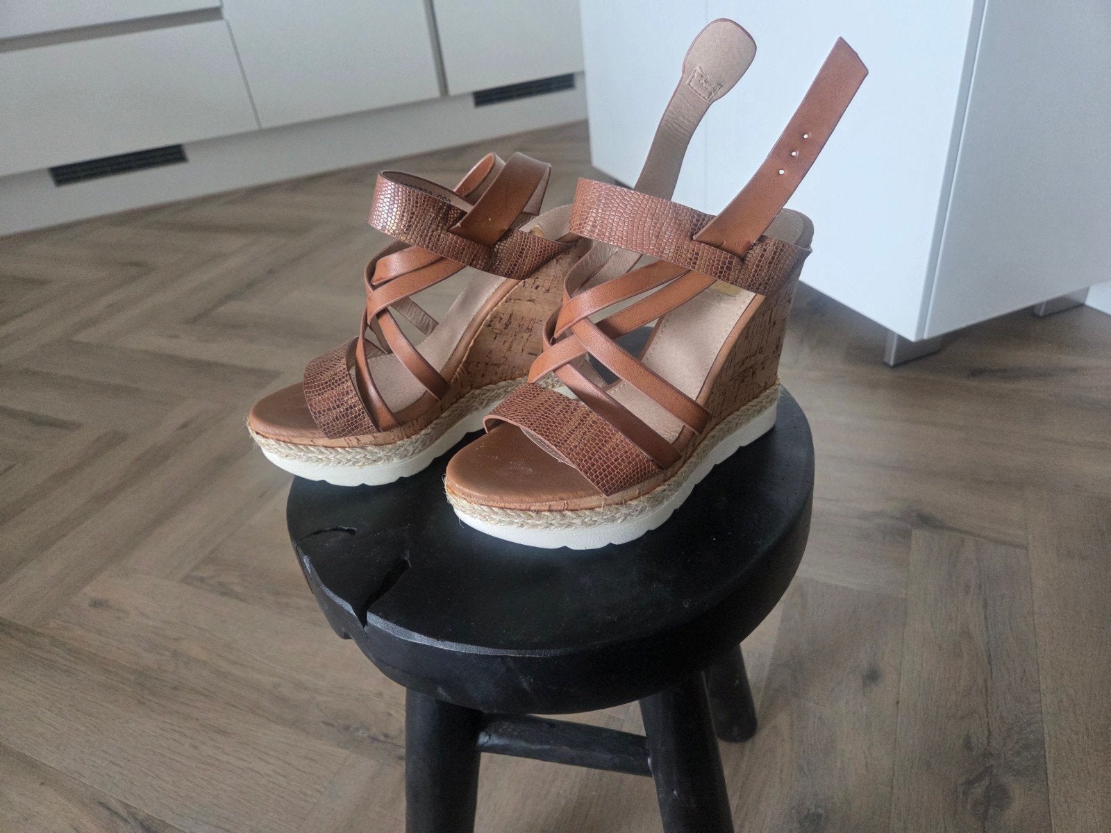Bruine sandalen met sleehak maat 36, Kleding | Dames, Ophalen of Verzenden, Gedragen, Bruin, Sandalen of Muiltjes
