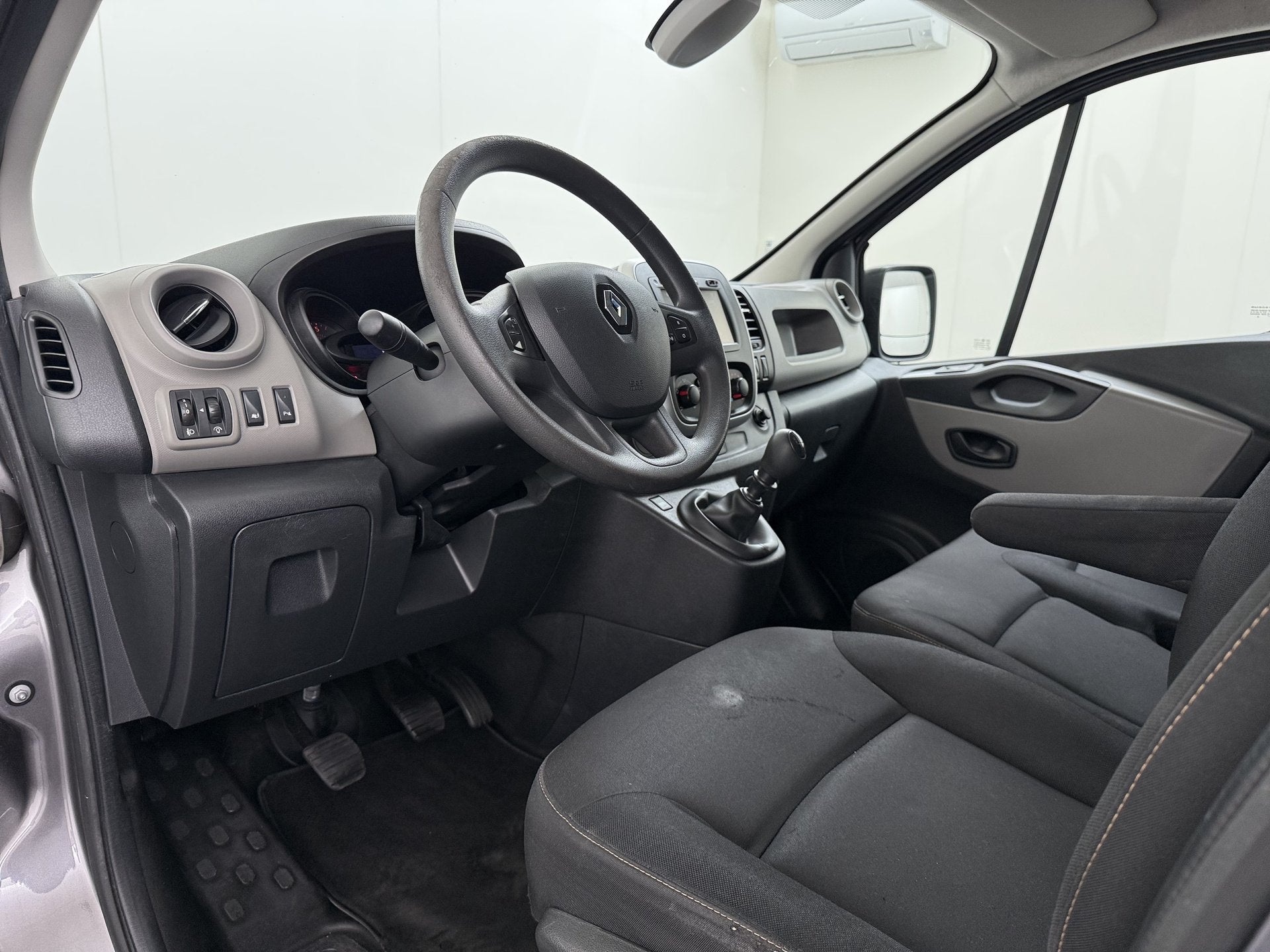 Renault Trafic 1.6dCi T29 L2H1 3-Persoons Trekhaak Euro 6 Na, Auto's, Voorwielaandrijving, Gebruikt, 4 cilinders, Renault