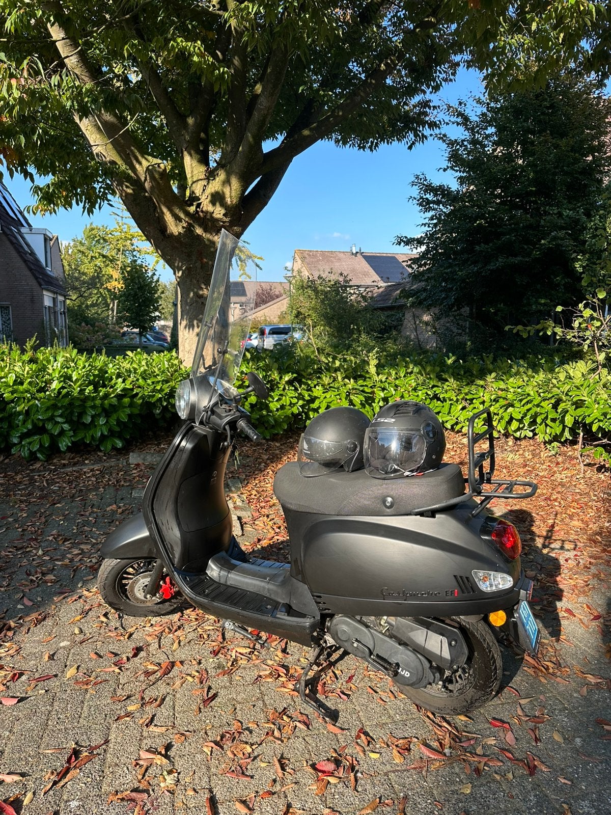 Scooter (DJJD Cashmere 2021), 2x helm, sterk kettingslot, Fietsen en Brommers, Ophalen, Gebruikt, Maximaal 45 km/u, Benzine