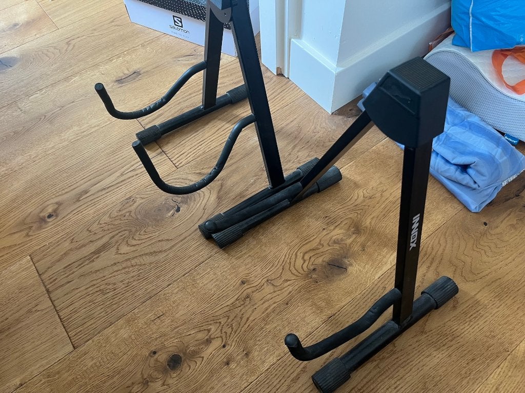 2 gitaarstandaards Innox Boston voetensteun complete set, Ophalen of Verzenden, Zo goed als nieuw, Instrumentstandaard, Gitaar