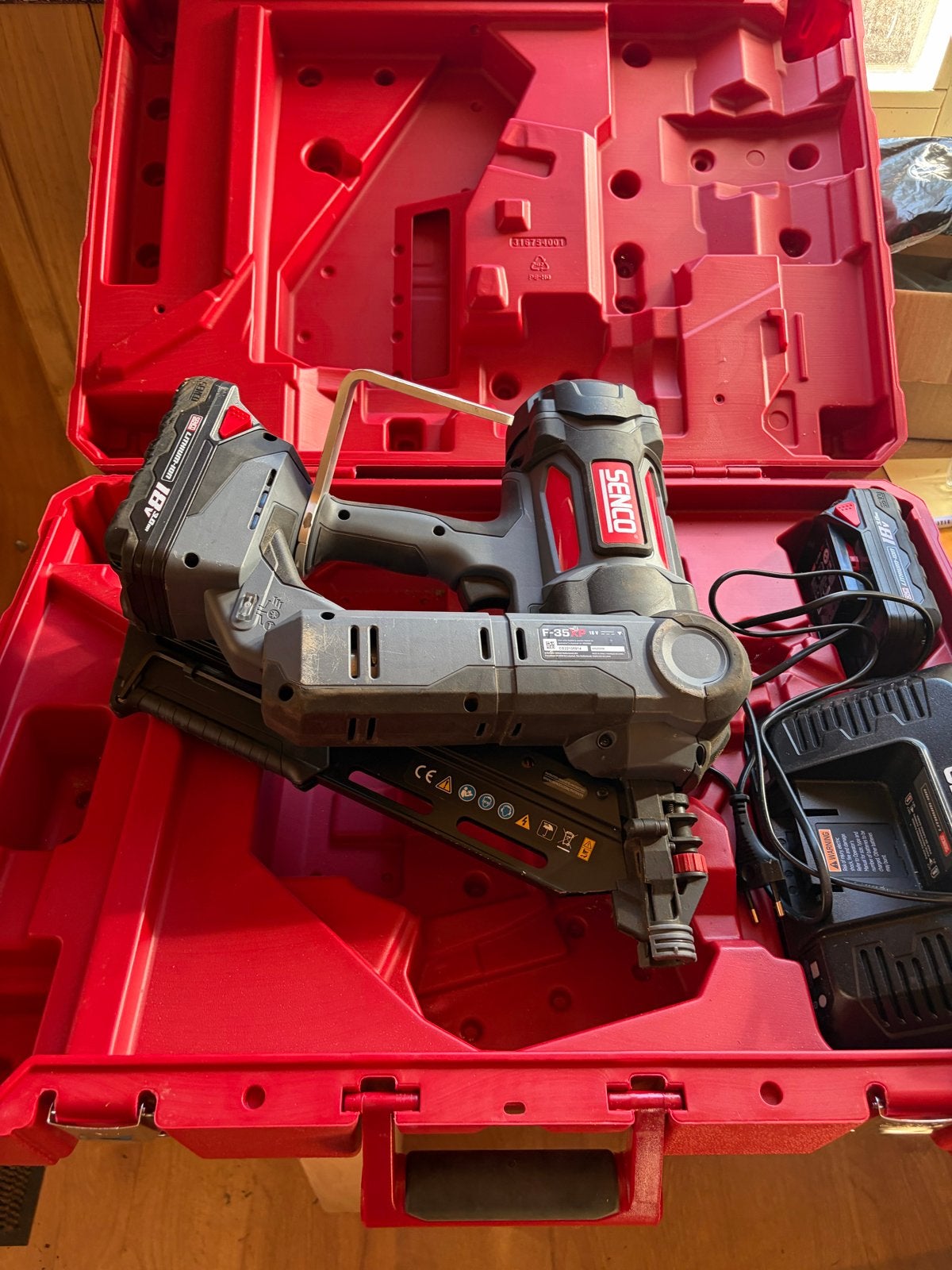 Senco F-35XP 18V tacker met 2 accu's en lader, Doe-het-zelf en Verbouw, Gereedschap | Handgereedschap, Ophalen, Zo goed als nieuw