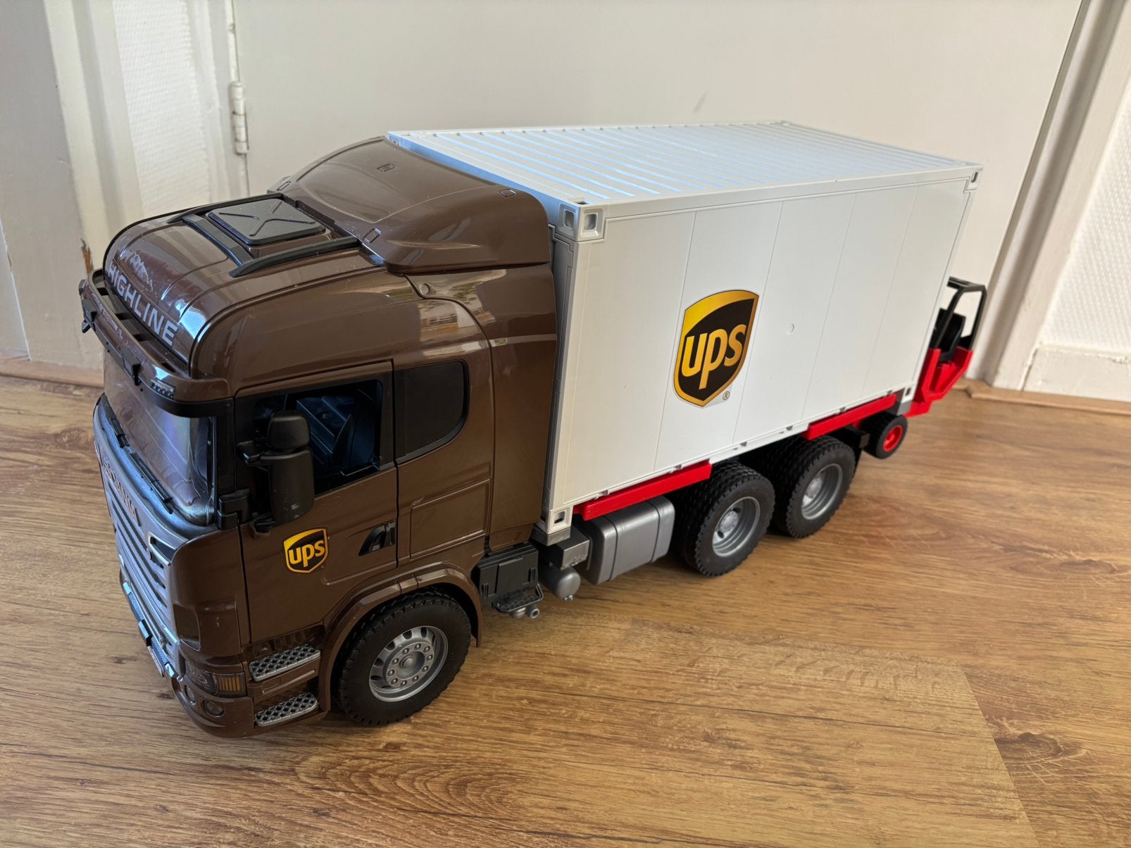 Bruder Scania UPS vrachtwagen met vorkheftruck, Ophalen, Zo goed als nieuw