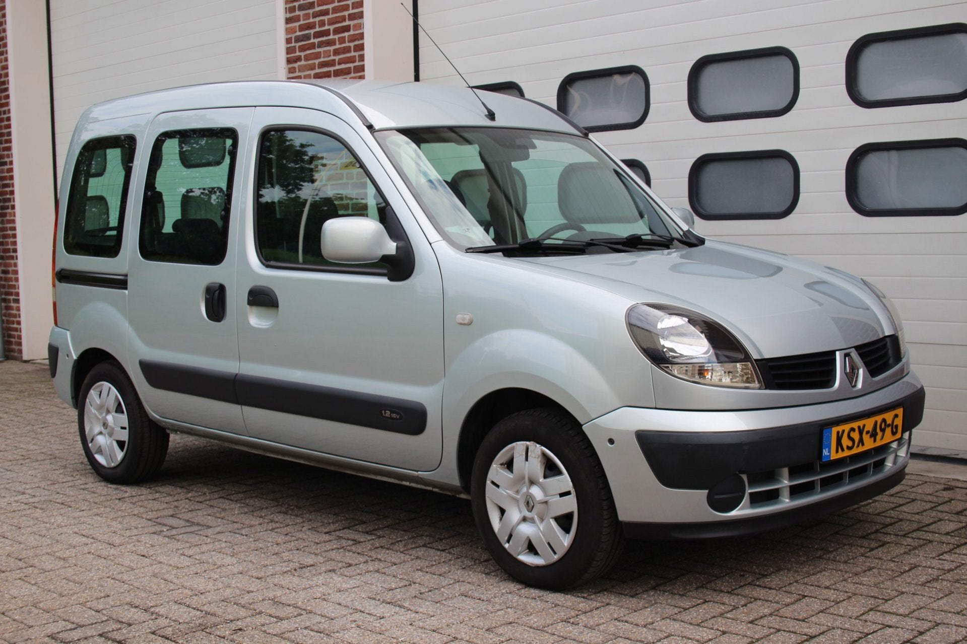Renault KANGOO 1.2-16V Authentique 5P * Nwe Distributie / 76, Auto's, Voorwielaandrijving, Stof, Gebruikt, 4 cilinders