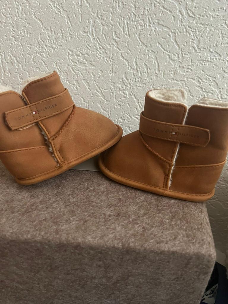 Tommy Hilfiger baby laarsjes - Zo goed als nieuw, Kinderen en Baby's, Babykleding | Schoentjes en Sokjes, Jongetje of Meisje, Laarsjes