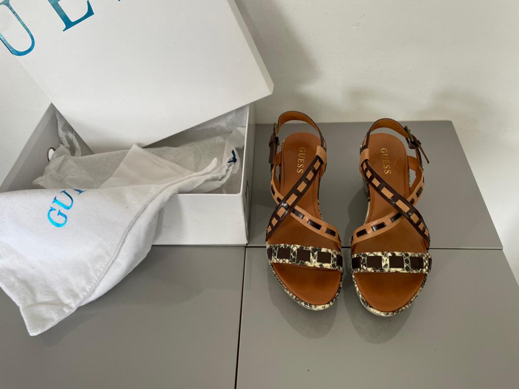 Quess - sandaal met sleehak - mt 38, Kleding | Dames, Schoenen, Beige, Zo goed als nieuw, Sandalen of Muiltjes, Ophalen of Verzenden
