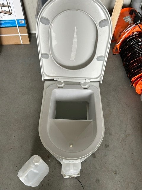 Foto 3 van ATY scheidibgs campertoilet zgan
