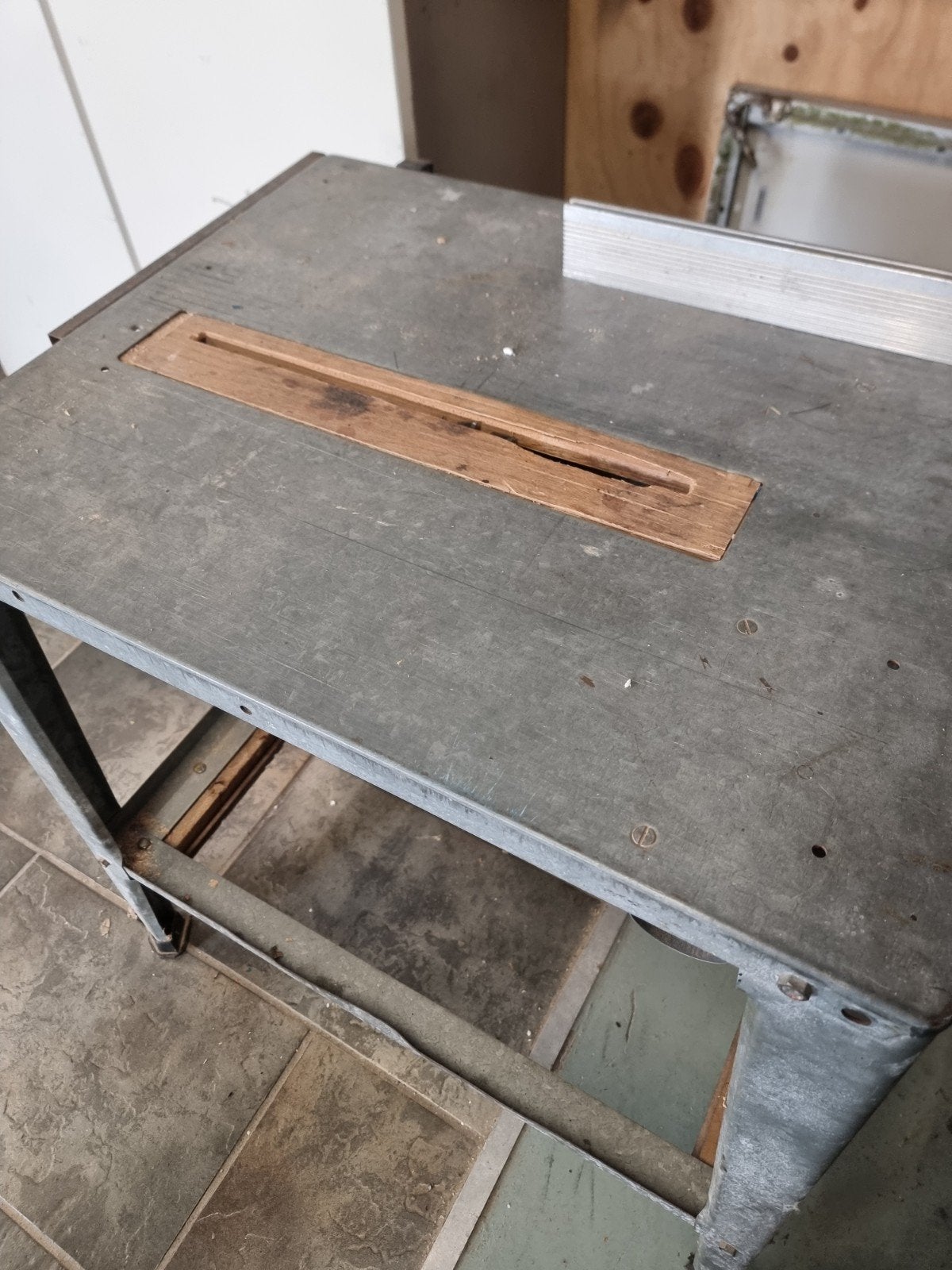 Oude Cirkelzaagtafel met Zaagbladen, Gebruikt, Cirkelzaag, Onbekend, 70 mm of meer