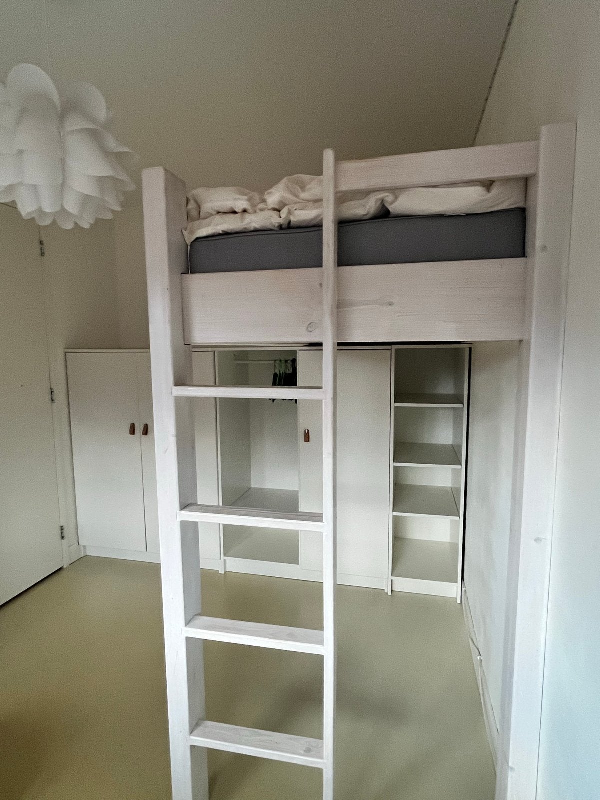 Hoogslaper met kledingkast, boekenkast, bureau en chillplek, Ophalen, Opbergruimte, Gebruikt, Hout