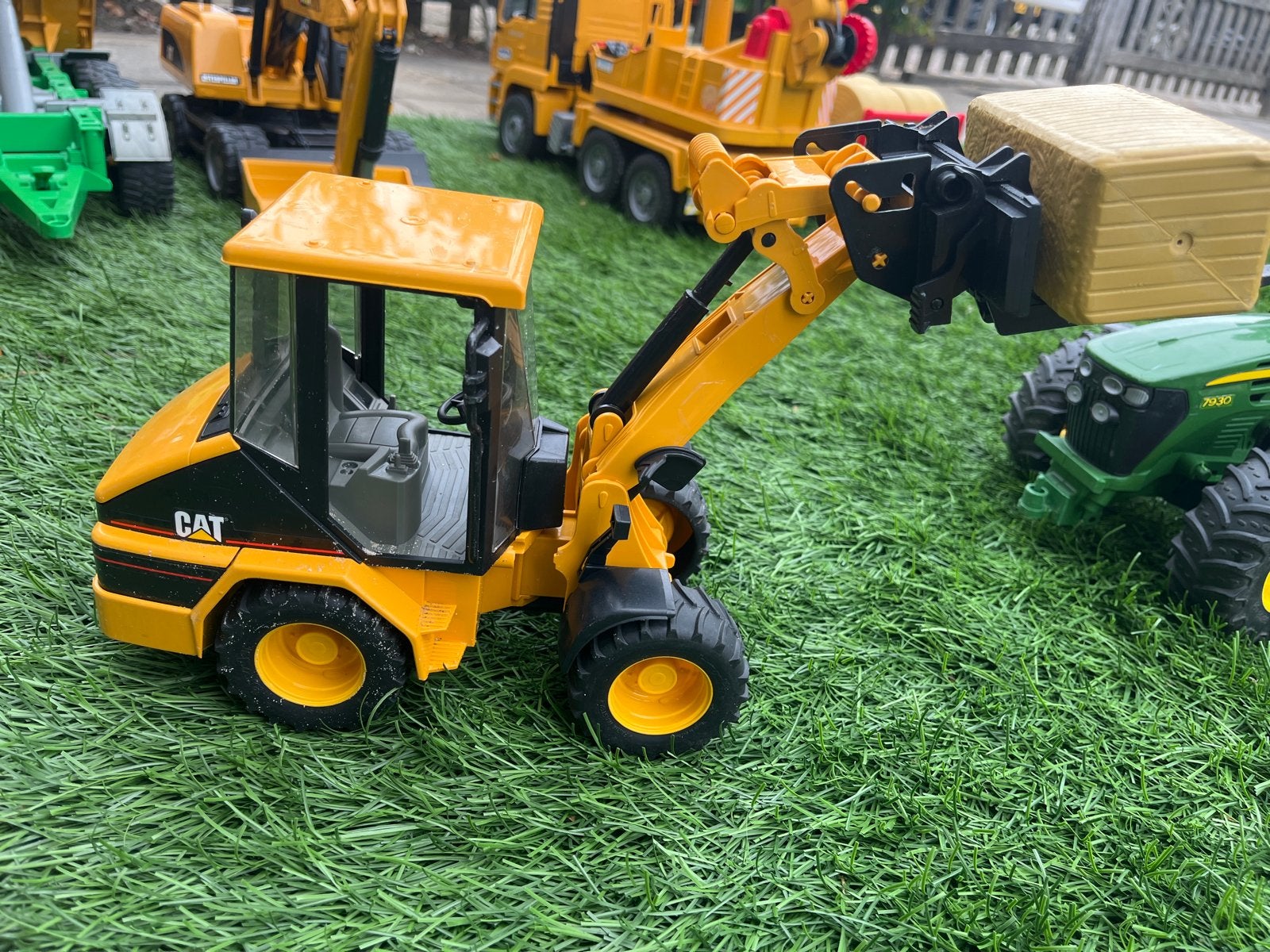 Bruder CAT shovel met baal, Ophalen of Verzenden, Gebruikt