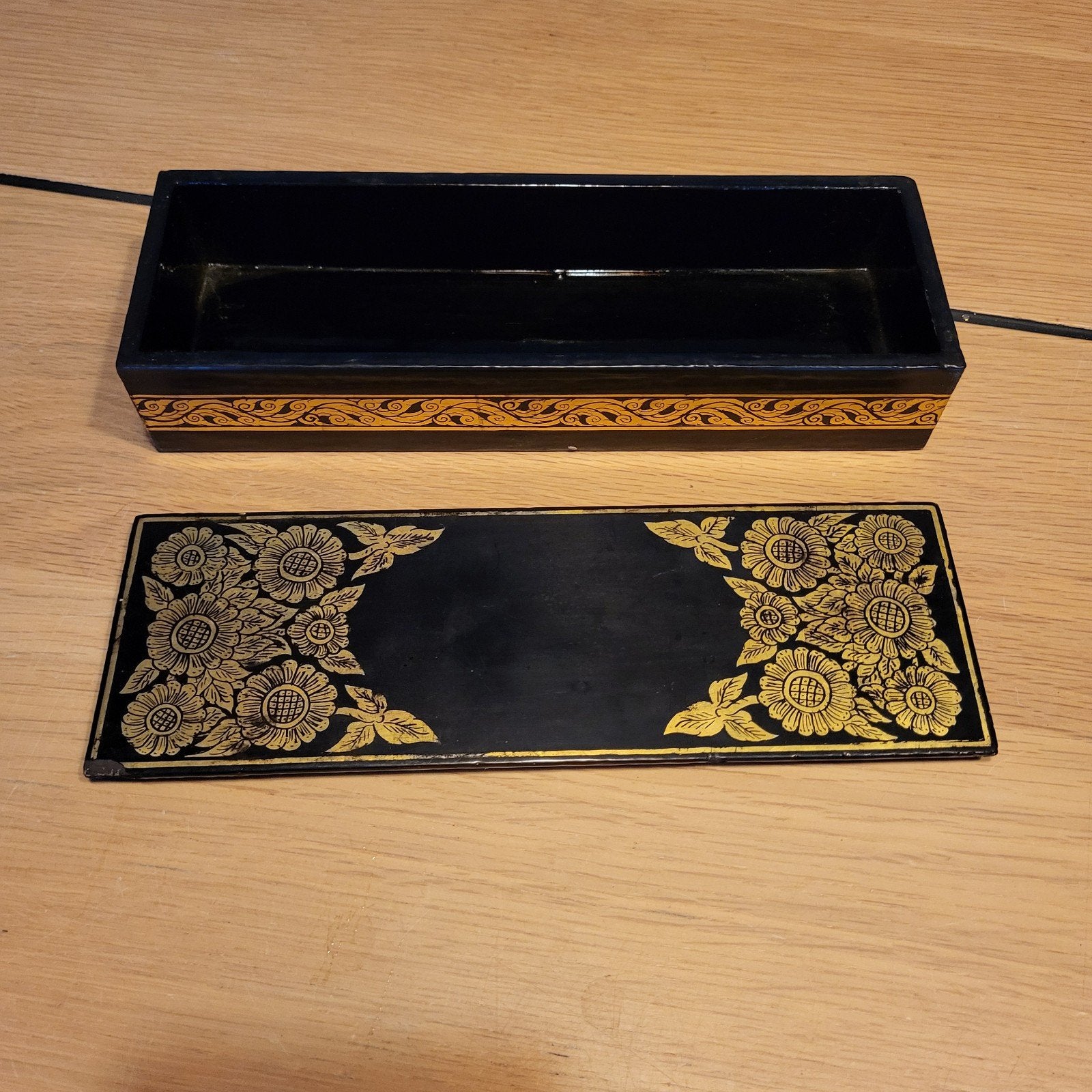 aniek japans of Chinees lakdoosje zwart met gouden bloemen, Antiek en Kunst, Ophalen of Verzenden