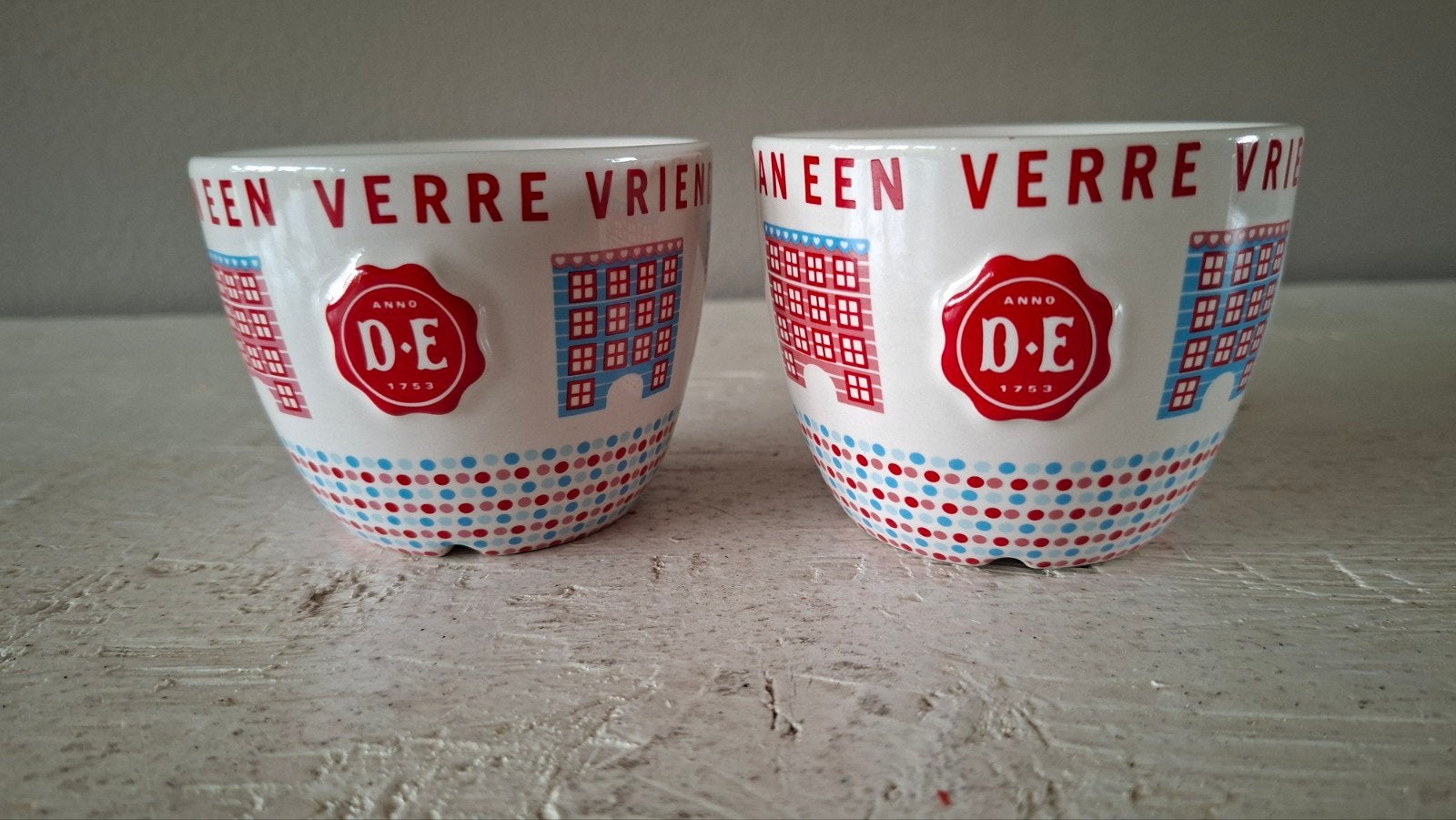 2 Douwe Egberts mokken 'Goede Buren' - 7x9 cm, Ophalen of Verzenden, Gebruikt, Meerkleurig, Steen/keramiek