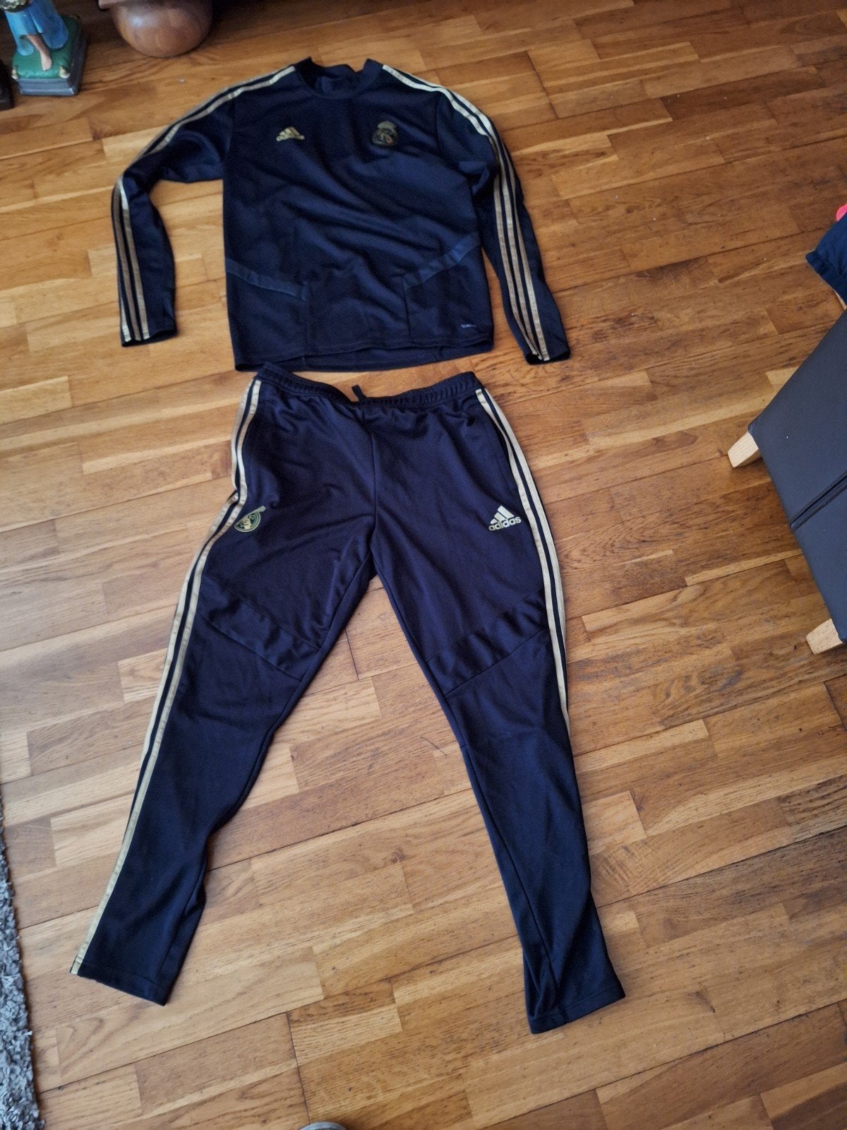 heren training, s pak Adidas  bruin met gouden biezen, Kleding | Heren, Sportkleding, Maat 52/54 (L), Bruin, Nieuw, Ophalen of Verzenden