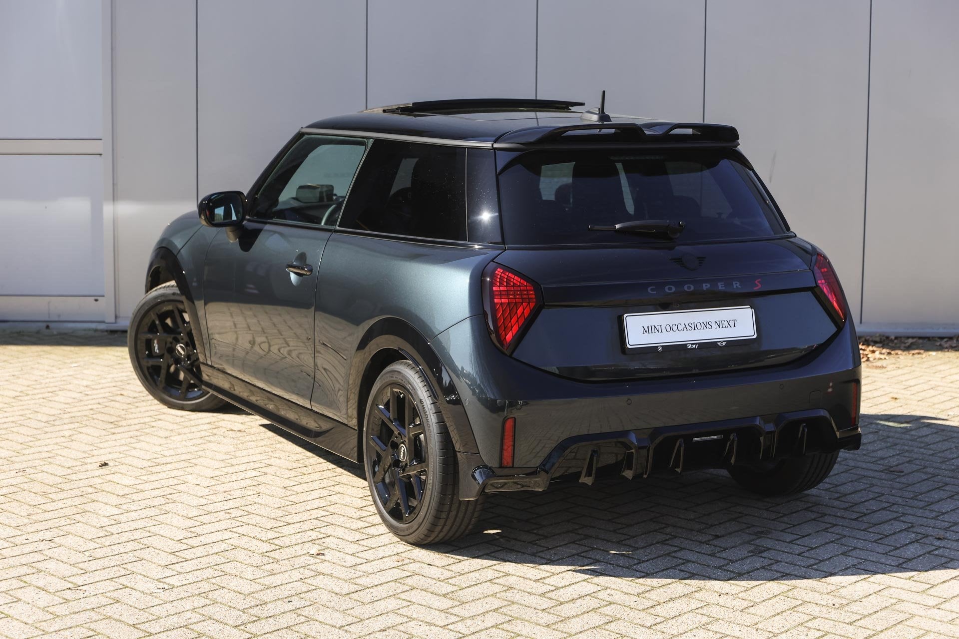 MINI Hatchback Cooper S Automaat / JCW / Pakket M / 17" John, Auto's, Mini, 1998 cc, 4 cilinders, Met garantie (alle), 4 stoelen
