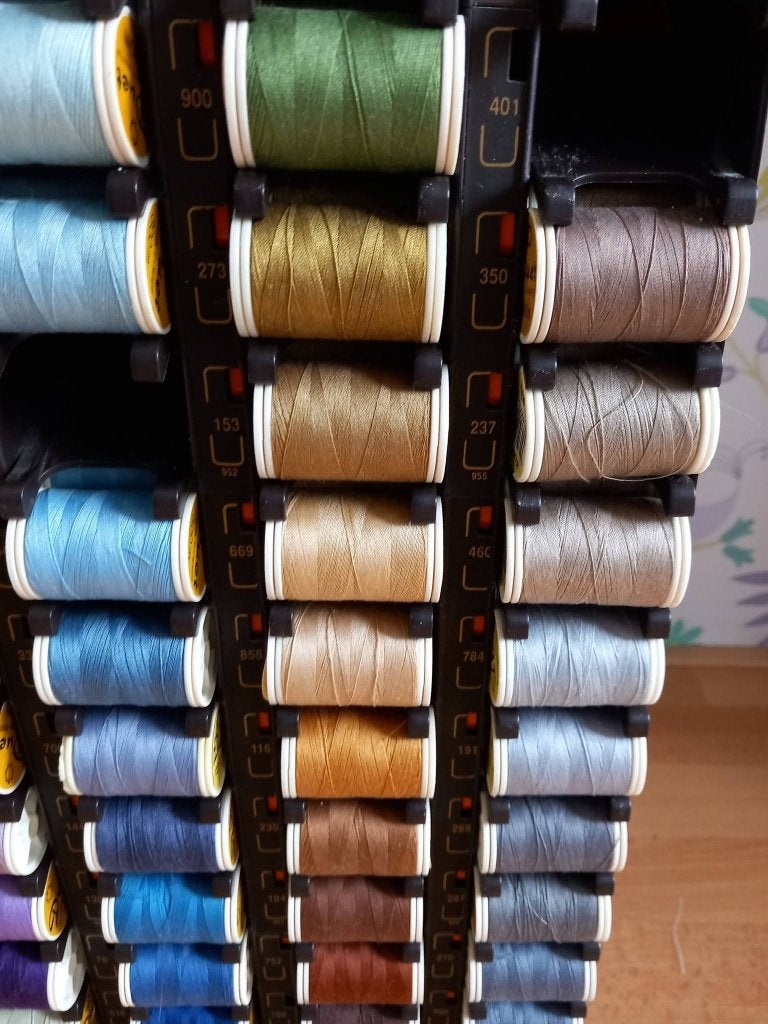 klossen naaigaren 60 stuks voor € 75,00 inclusief verzenden, Ophalen of Verzenden, Nieuw, Garen of Naald(en)