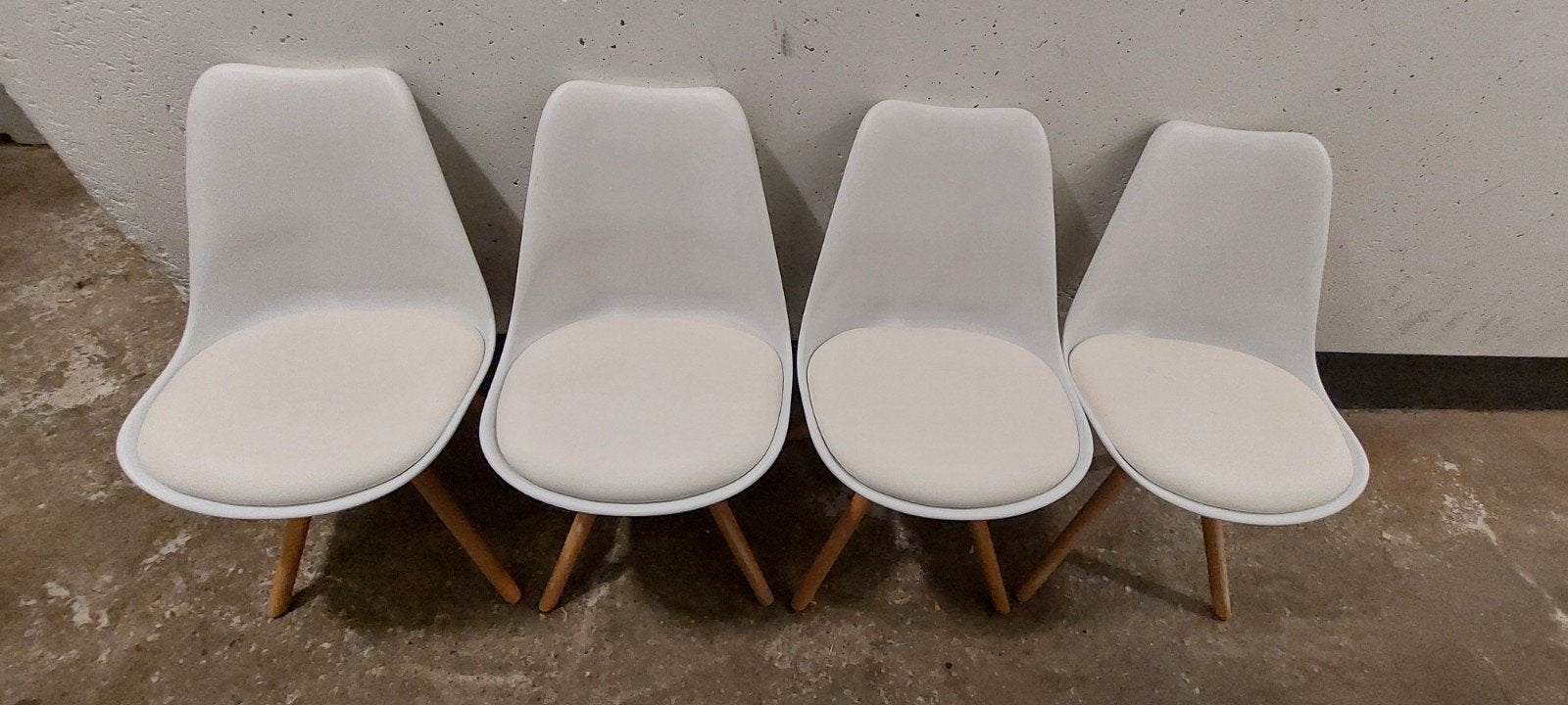 Set van 4 witte stoelen met houten poten, Huis en Inrichting, Modern, Scandinavisch, Wit, Zo goed als nieuw, Vier