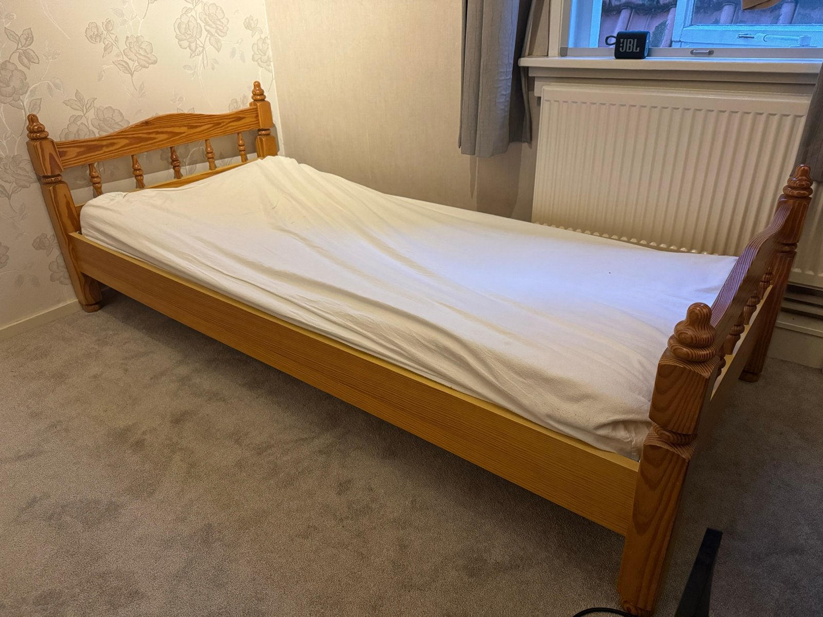 Eenpersoons bed met matras en lattenbodem, Ophalen, Gebruikt