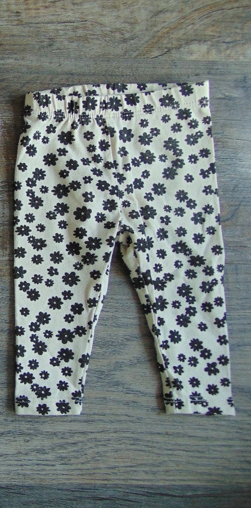 Zachte broek maat 56 ecru met zwart bloemetjes broekje, Newborn, Broekje, Meisje, Ophalen of Verzenden