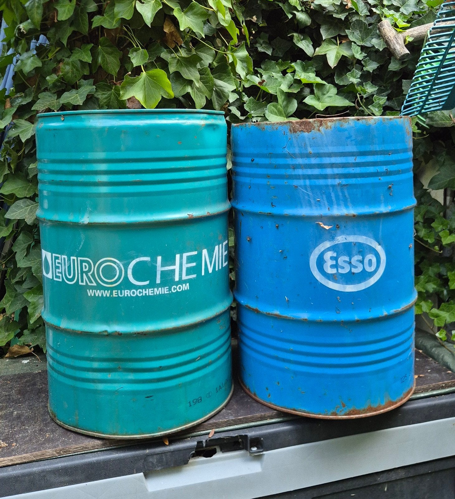 2 Olievaten / Tonnen - Eurochemie & Esso - Decoratie, Ophalen