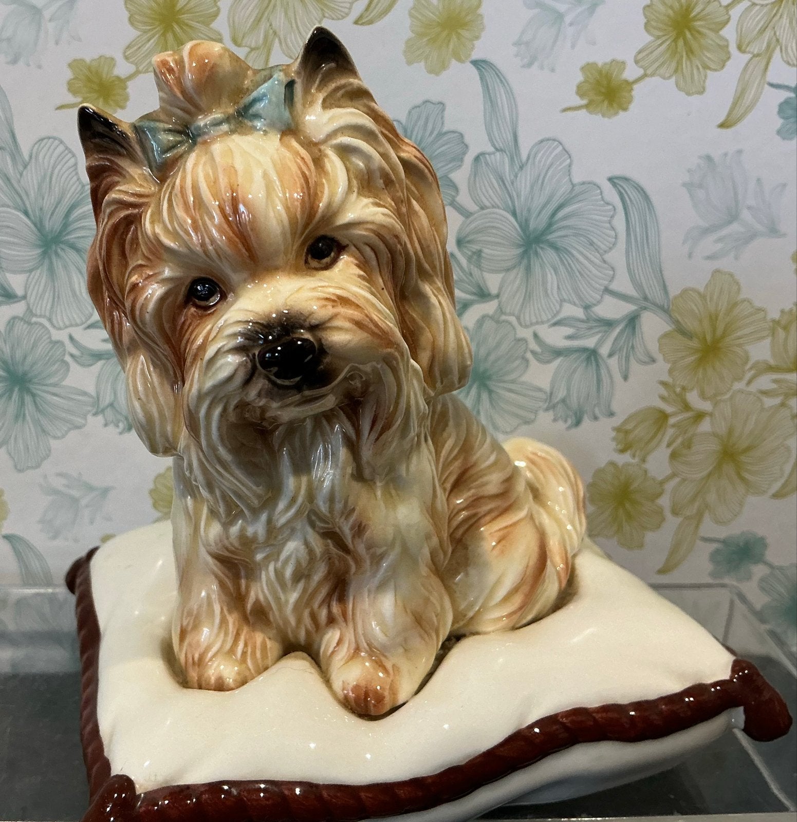 Vintage Schattig Yorkshire Terrier Beeldje op Kussen. Vaga 1, Verzenden, Zo goed als nieuw, Hond of Kat, Beeldje of Figuurtje