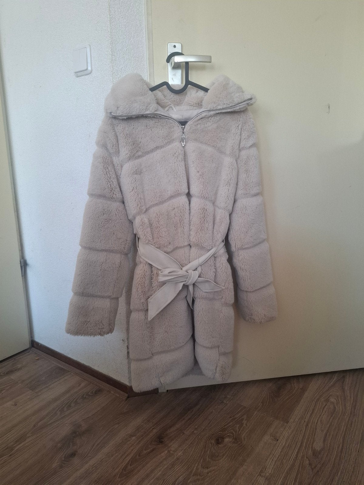 AMISU Faux Fur Jas Maat 36 (S) Beige, Kleding | Dames, Jassen | Winter, Beige, Ophalen of Verzenden, Zo goed als nieuw, Maat 36 (S)