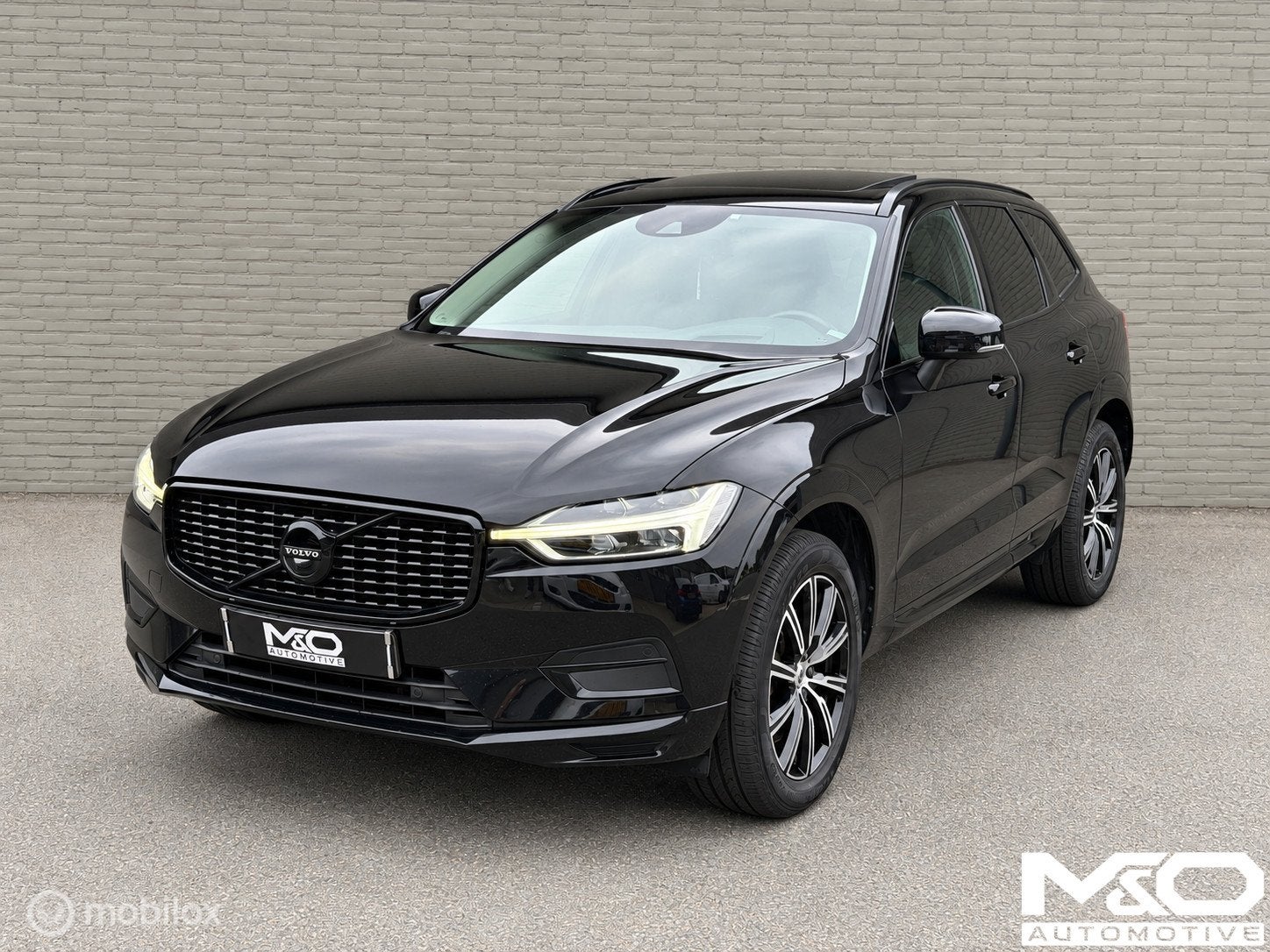 Volvo XC60 2.0 B5 INSCRIPTION | PANO | TREKHAAK | LED | HUD, Gebruikt, 4 cilinders, 1969 cc, Zwart
