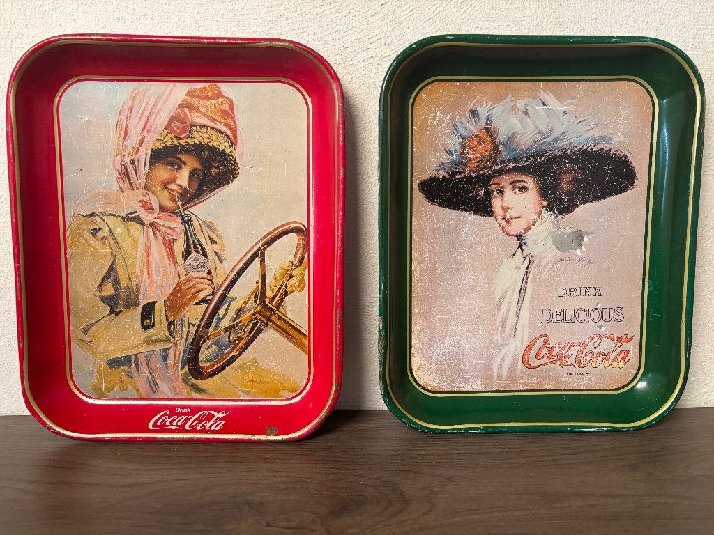 Twee vintage metalen Coca-Cola emaille dienbladen, Ophalen of Verzenden, Gebruikt, Overige typen
