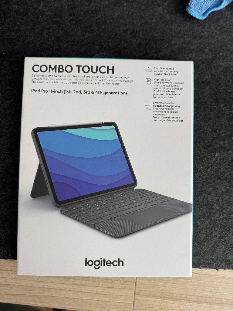Logitech Combo Touch iPad Pro 11-inch