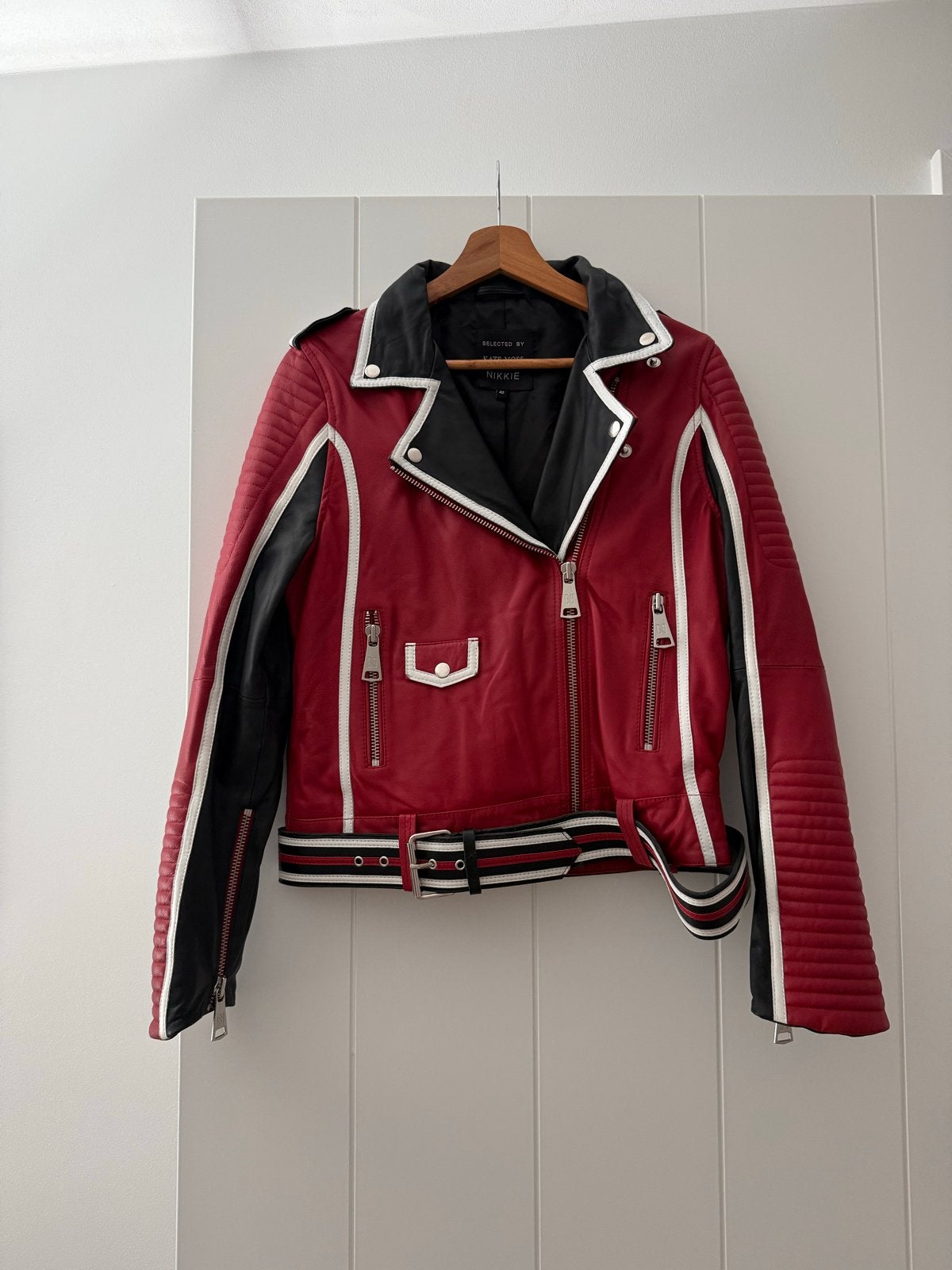 Nikkie Kate Moss Leren Bikerjack Rood Zwart Wit Maat L, Ophalen of Verzenden, Zo goed als nieuw, Maat 42/44 (L), Rood