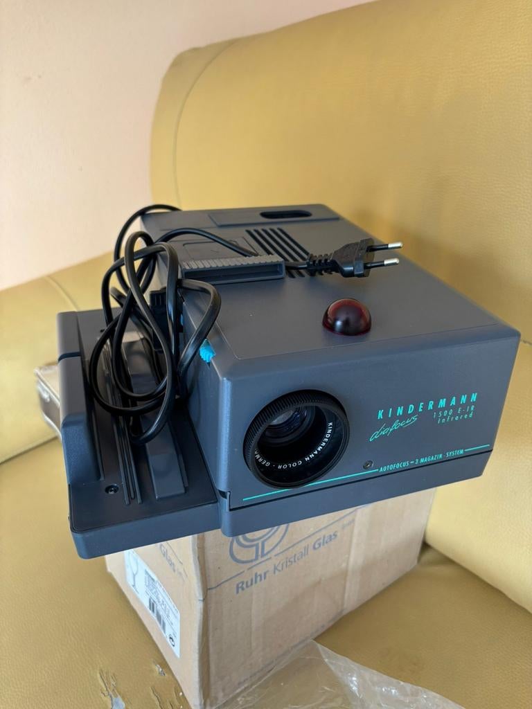 Kindermann Diaplus 1500 IR diaprojector – autofocus dia proj, Audio, Tv en Foto, Diaprojectors, Ophalen, Gebruikt
