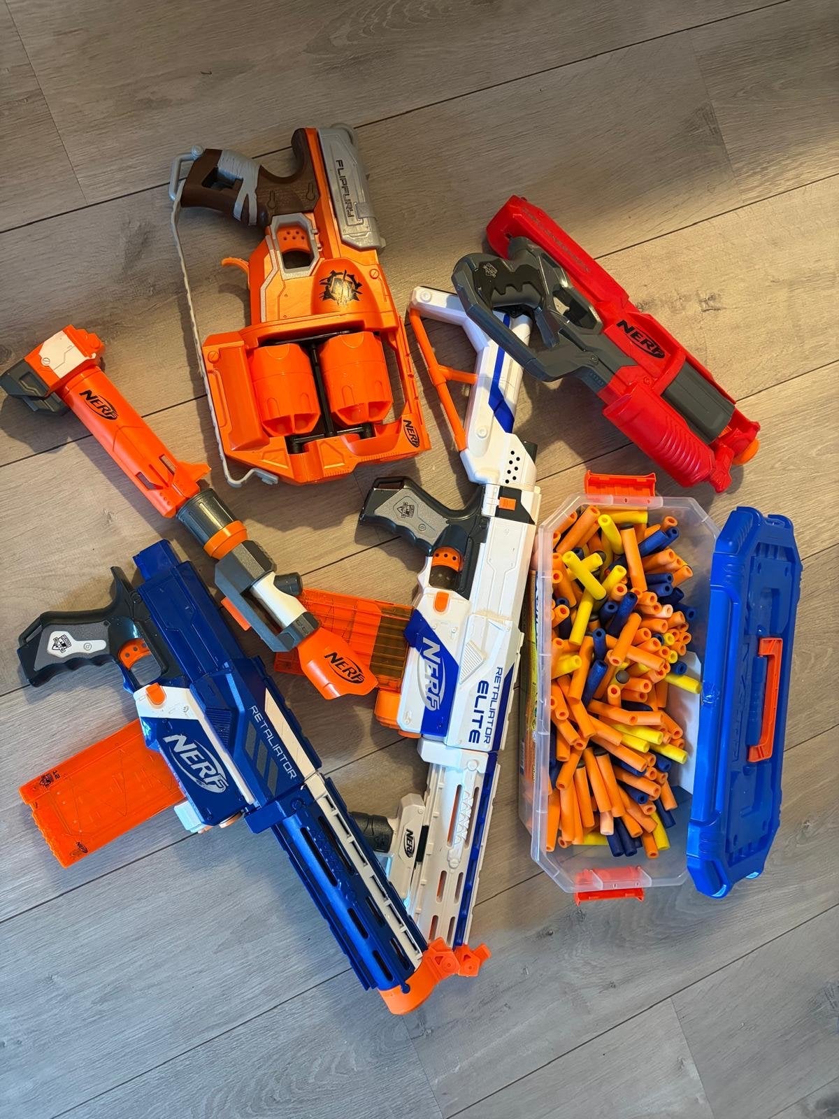 4 Nerf pistolen met pijltjes en opbergbox, Ophalen, Gebruikt