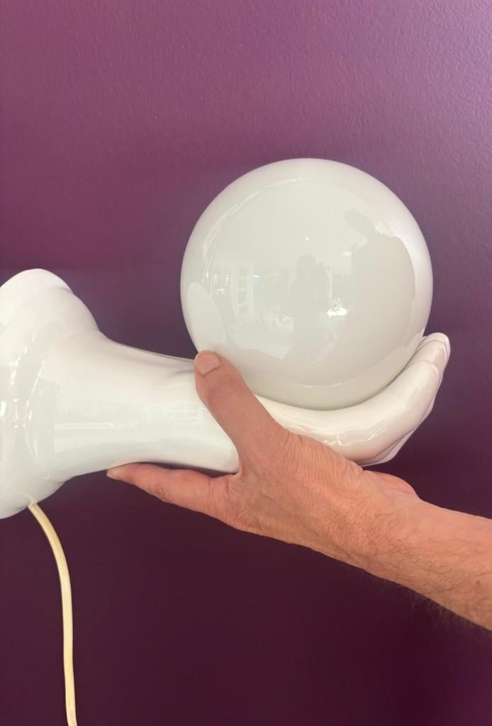 Jaren 80 wandlamp: handvorm - Delfts wit, Ophalen of Verzenden, Gebruikt, Glas, Typische jaren 70/80 - echt een eyecatcher aan de muur