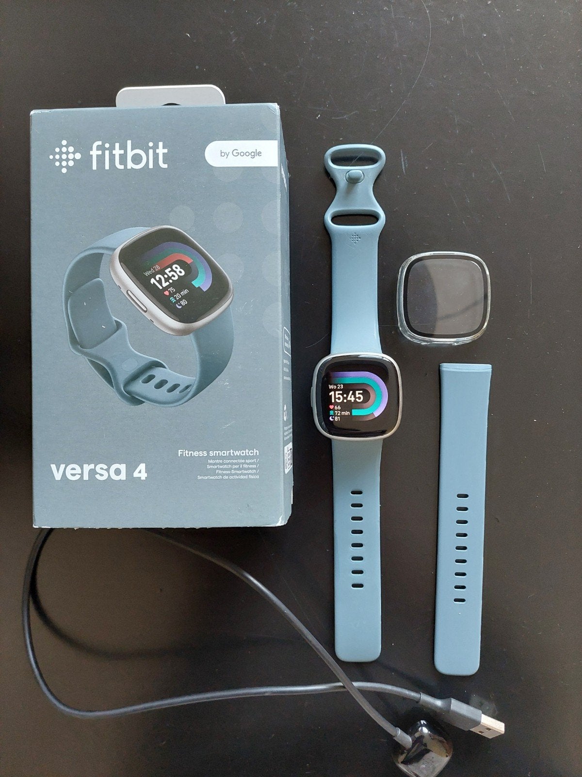 Fitbit Versa 4 - Zo goed als nieuw, krasvrij!, Conditie, Blauw, Ophalen of Verzenden, Zo goed als nieuw