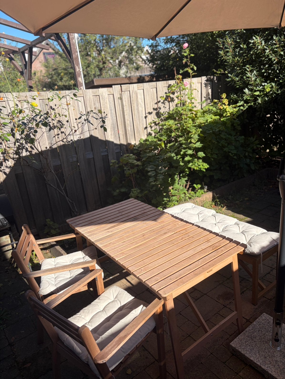 Houten tuinset met parasol en stenen voet, Tuin en Terras, Ophalen, Kantelbaar, Zo goed als nieuw, Stokparasol