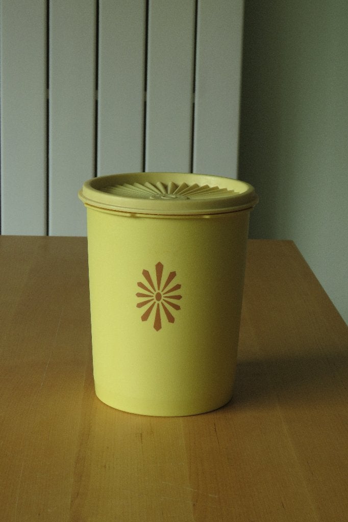 Tupperware Voorraadbus / Trommel met sterdeksel Geel Retro, Huis en Inrichting, Keuken | Tupperware, Ophalen, Gebruikt, 1200 ml