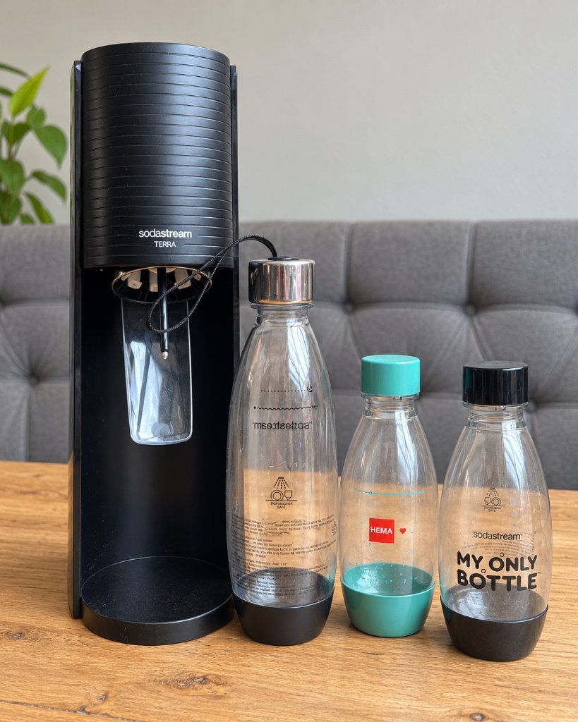 SodaStream Terra zwart + 3 flessen + 2 CO₂-cilinders, Ophalen of Verzenden, Gebruikt