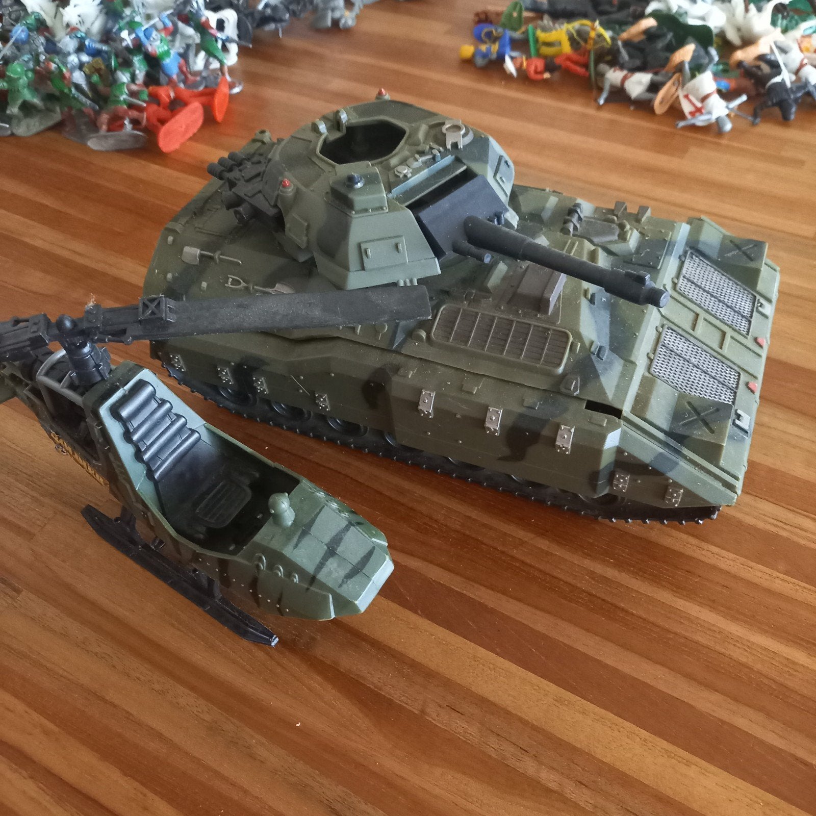 Twee oude vintage grote speelgoed voertuigen helikopter tank, Ophalen of Verzenden, Gebruikt