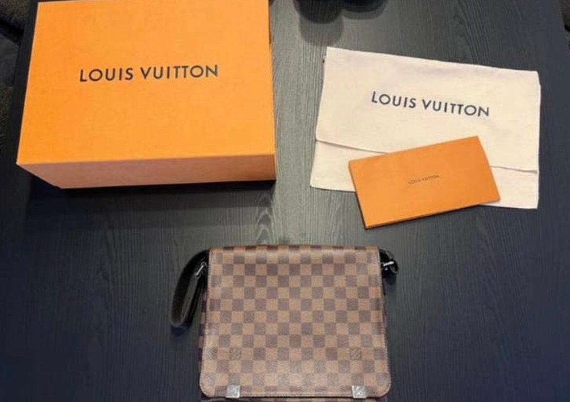 Louis Vuitton District PM messenger bag / tas, Sieraden, Tassen en Uiterlijk, Tassen | Schoudertassen, Zo goed als nieuw, Bruin