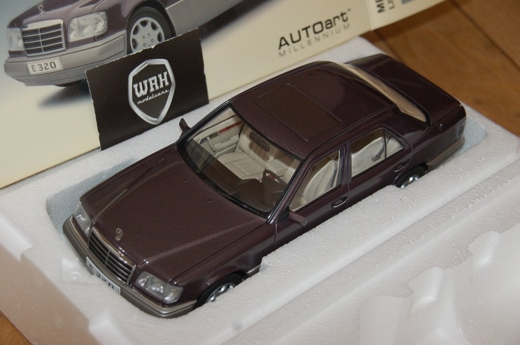 1:18 MERCEDES W124 E KLASSE E320 BORNIT Autoart 76272 WRH, Hobby en Vrije tijd, Modelauto's | 1:18, Verzenden, Zo goed als nieuw