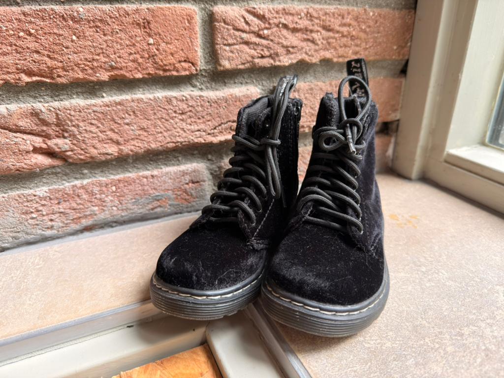 Dr Martens kinderlaars zwart fluweel, maat 24, ongedragen, Kinderen en Baby's, Kinderkleding | Schoenen en Sokken, Ophalen of Verzenden