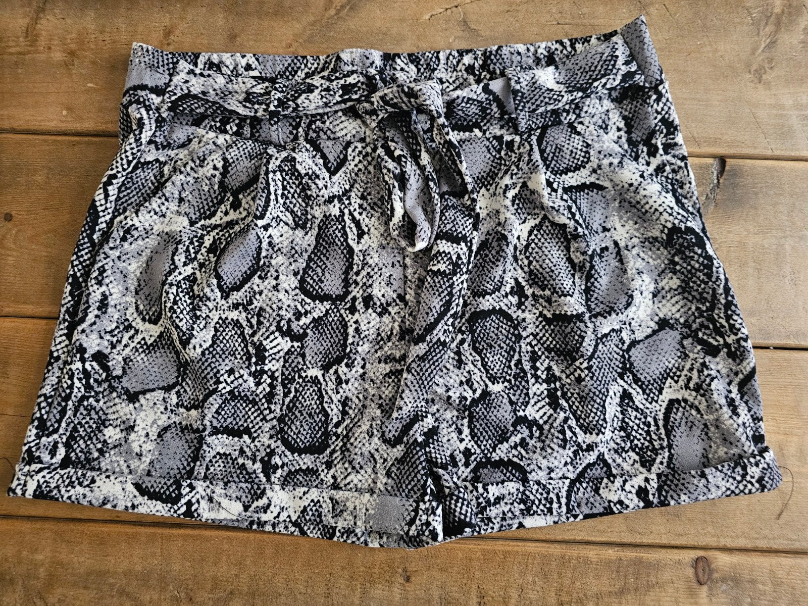 Korte broek met slangenprint maat S., Kleding | Dames, Broeken en Pantalons, Kort, Ophalen of Verzenden, Zo goed als nieuw, Maat 36 (S)